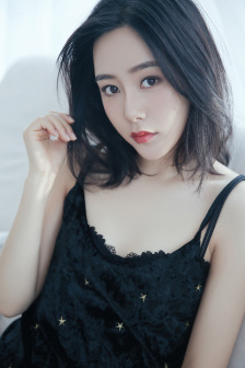 几男含着她两个硕大的乳